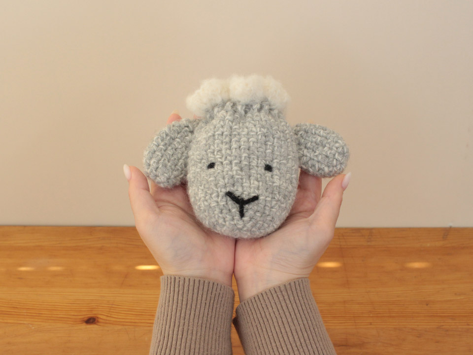 クラフトハートトーカイオリジナル新作編み図「かぎ針で編むひつじ巾着」（作品例）