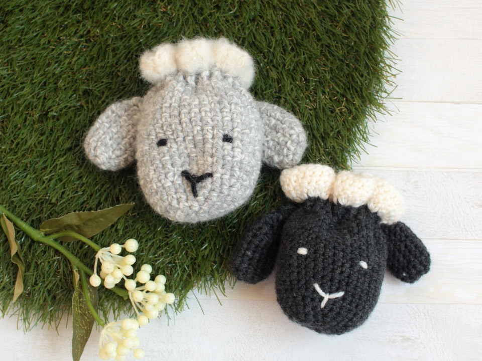 クラフトハートトーカイオリジナル新作編み図「かぎ針で編むひつじ巾着」（作品例）