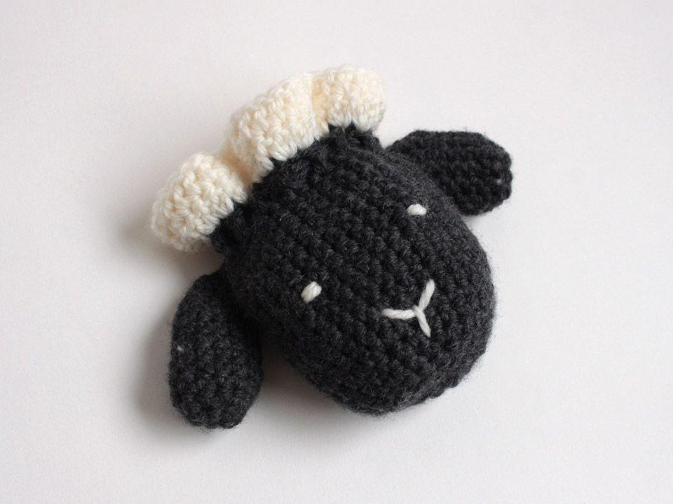 クラフトハートトーカイオリジナル新作編み図「かぎ針で編むひつじ巾着」（作品例）