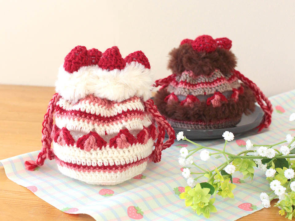 クラフトハートトーカイオリジナル新作編み図「いちごのケーキ巾着」（作品例）