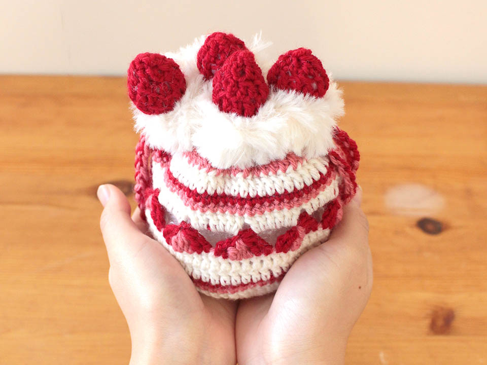 クラフトハートトーカイオリジナル新作編み図「いちごのケーキ巾着」（作品例）