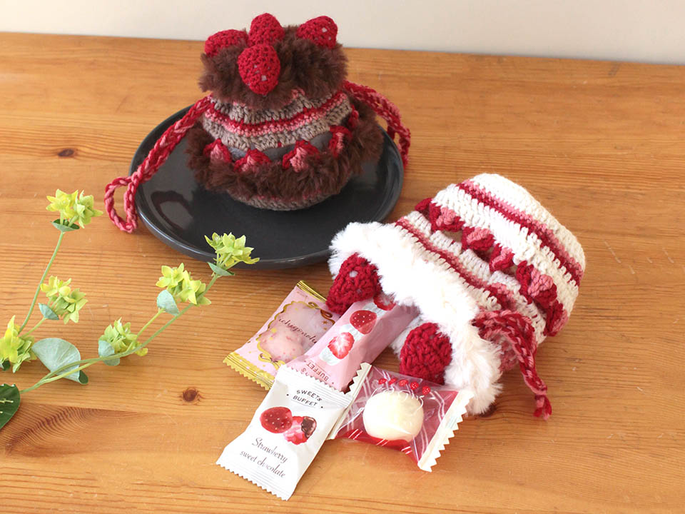 クラフトハートトーカイオリジナル新作編み図「いちごのケーキ巾着」（作品例）