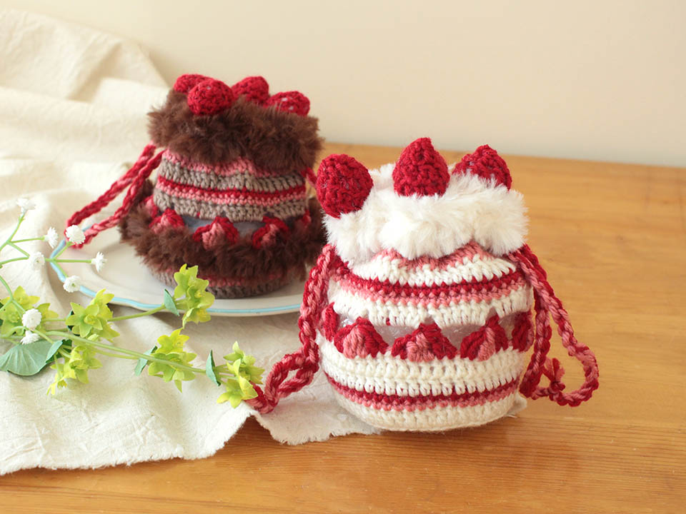 クラフトハートトーカイオリジナル新作編み図「いちごのケーキ巾着」（作品例）