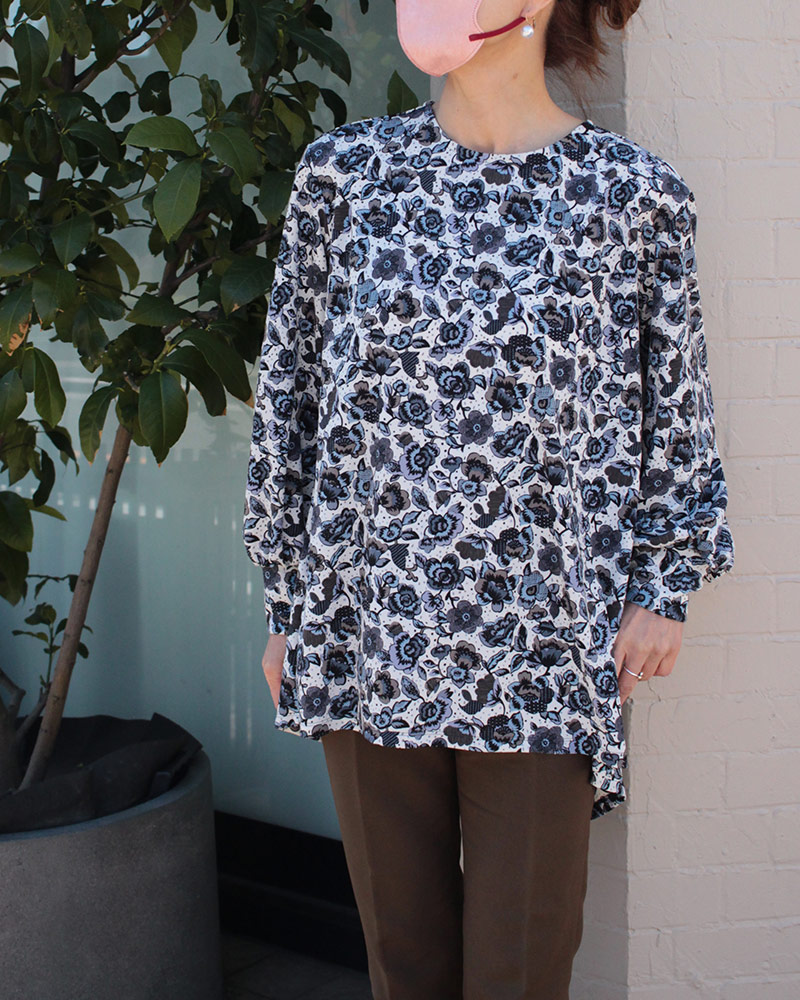 クライ・ムキ先生オリジナルデザイン生地 レトロ 花を使ったT-658 バックラウンドチュニック