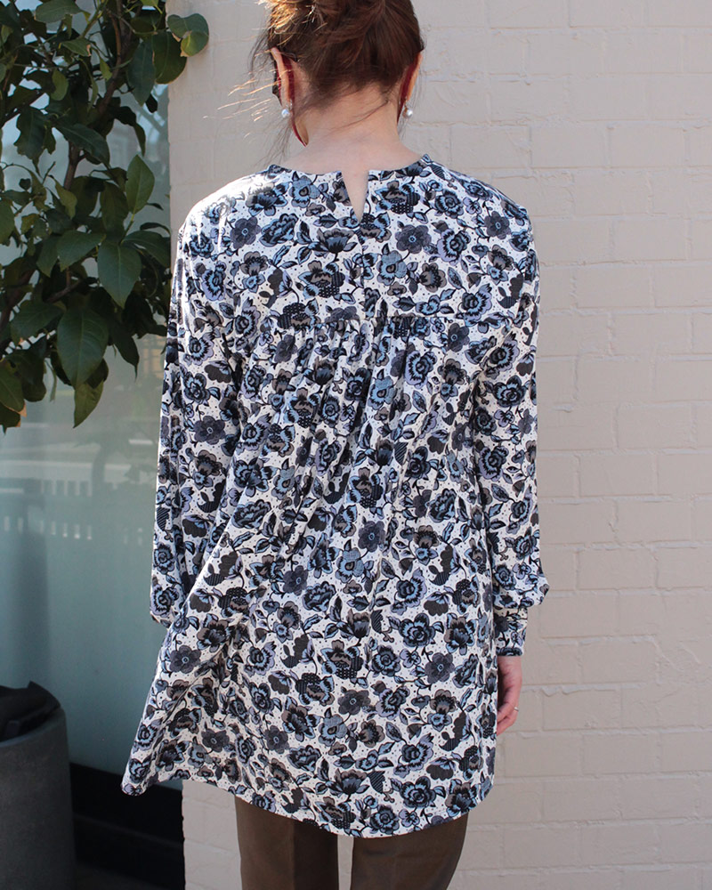 クライ・ムキ先生オリジナルデザイン生地 レトロ 花を使ったT-658 バックラウンドチュニック