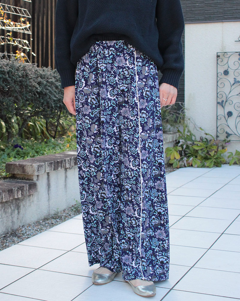 クライ・ムキ先生オリジナルデザイン生地 レトロ 花を使ったPT-704センターラインワイドパンツ