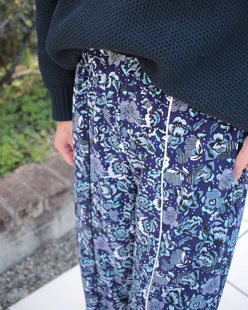 クライ・ムキ先生オリジナルデザイン生地 レトロ 花を使ったPT-704センターラインワイドパンツ