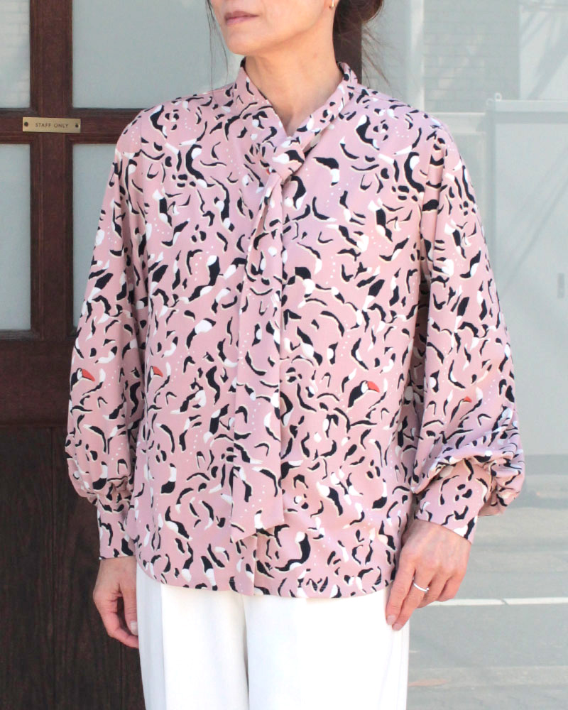 クライ・ムキ先生オリジナルデザイン生地 オオハシ柄を使ったT-731 タイ付きシャツ