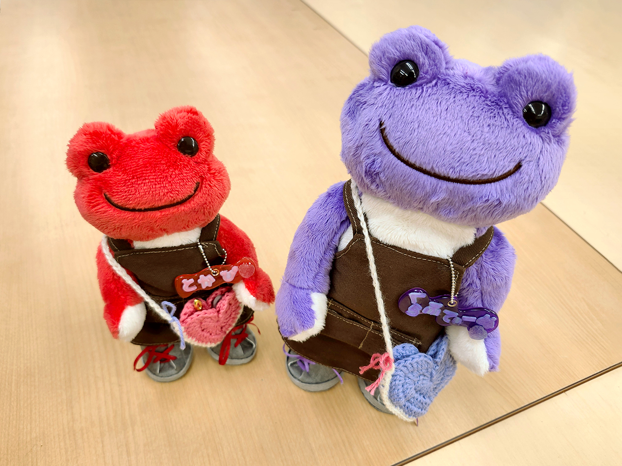 クラフティ―ヌ店長とスタッフピクルスのトカピ